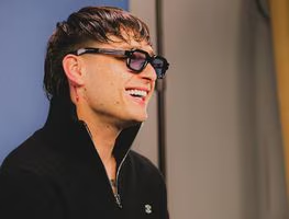 Con férula y muletas fue captado Peso Pluma tras sufrir una fractura