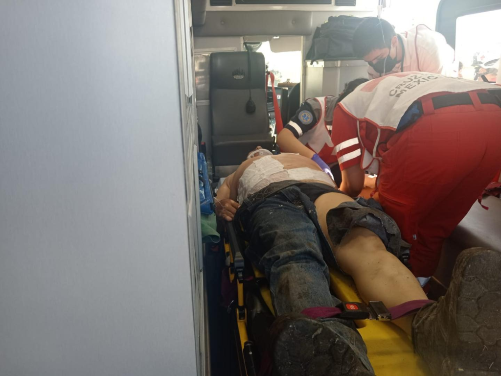 Conductor a exceso de velocidad arrolla a dos personas y a un puesto de tamales en La Perla