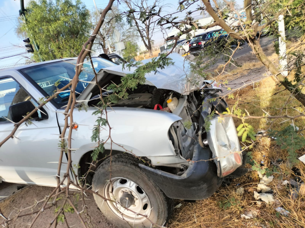Chocan dos camionetas en Siglo XXI y prolongación Zaragoza