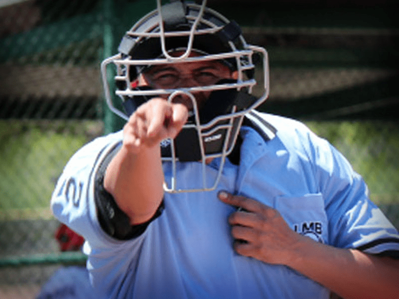 Ampáyer es agredido por un aficionado