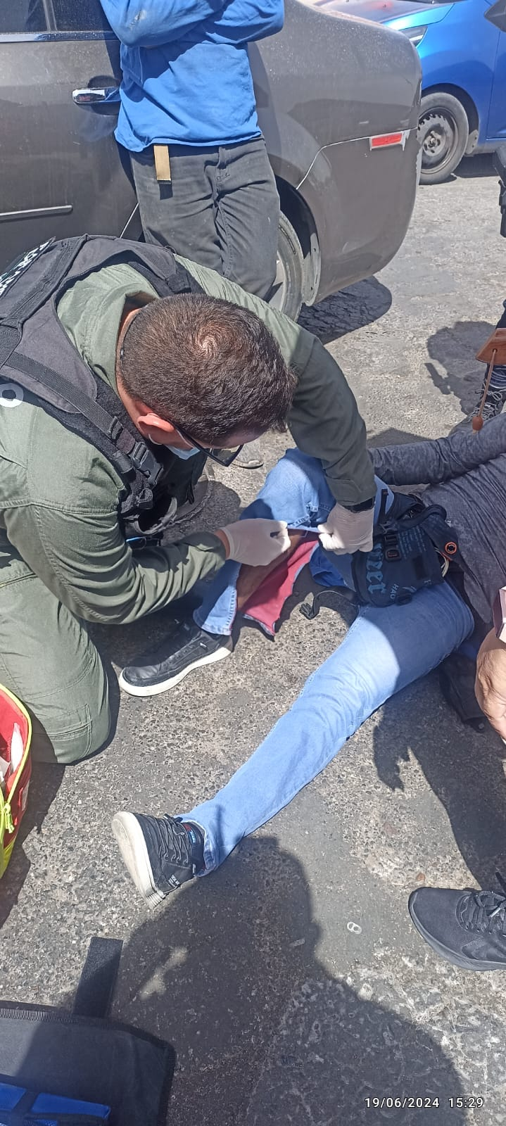 Desigual choque entre vehículo y motocicleta en el fraccionamiento Ojocaliente