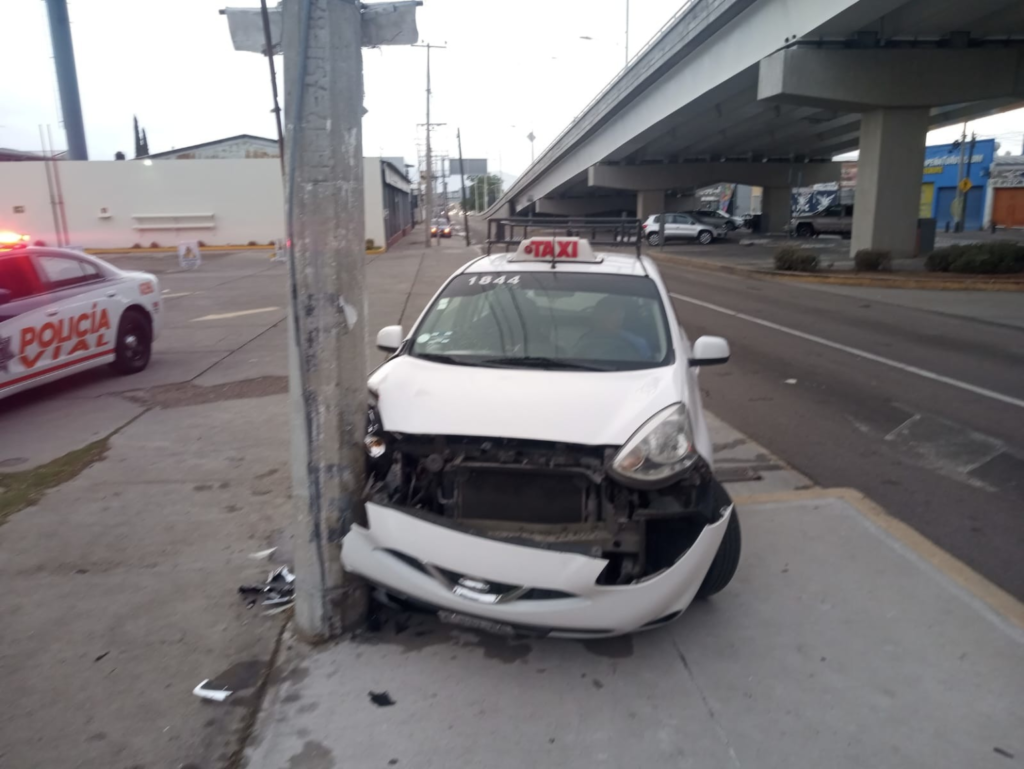 Taxista impacta contra poste de concreto en la Avenida Aguascalientes