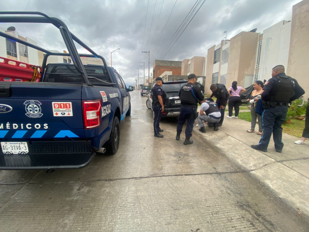 Oficiales salvan la vida a menor que se asfixiaba por una moneda en Villa de las Norias