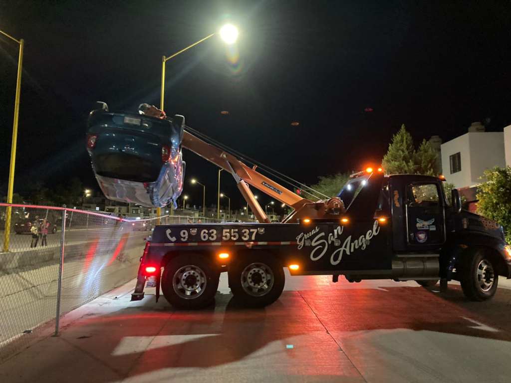 Cae vehículo en canal pluvial de Real del Sol