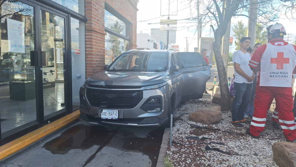 Auto casi entra en local comercial tras choque en San Cayetano