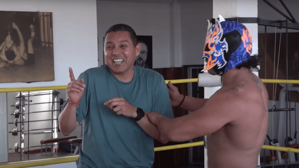 Leyenda de Chivas se olvida del futbol y entrena lucha libre