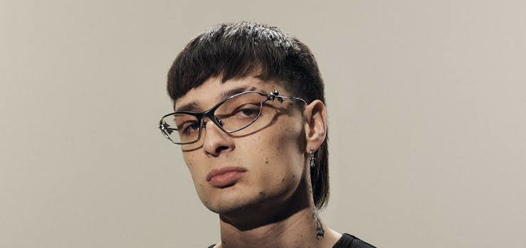 Peso Pluma, confundido, envía mensaje a Steve Jobs, fallecido en 2011