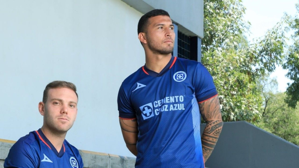 Cruz Azul presenta nuevos uniformes con homenaje a Trelles y Marín