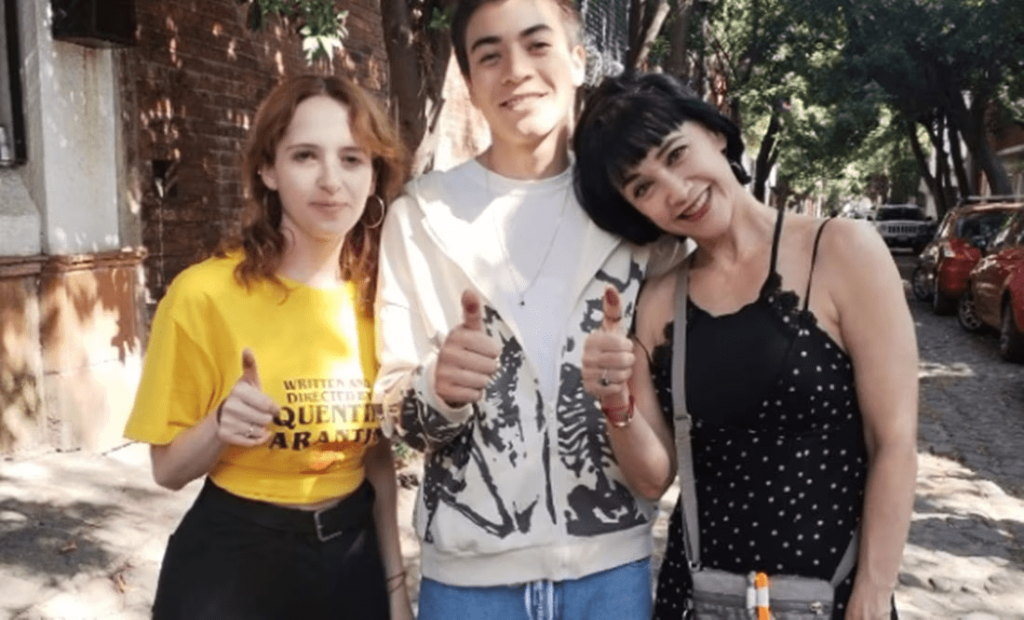 Susana Zabaleta vota en compañía de sus hijos