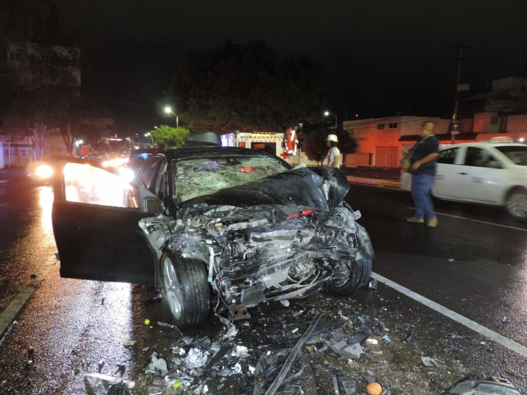 Conductora distraída se estrella contra camión de basura en Lindavista