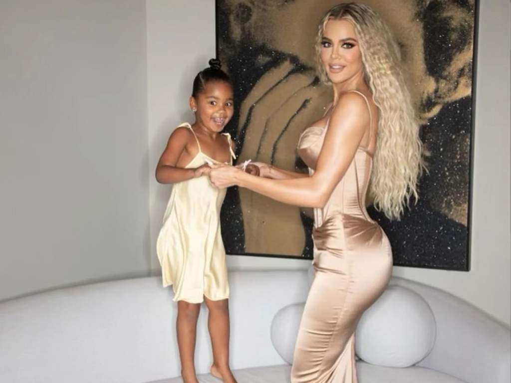 Critican a Khloé Kardashian por dejar que su hija publicite marca