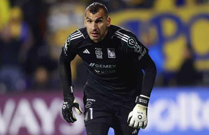 Nahuel Guzmán defiende a «Chicharito»: Jugó en los mejores del mundo