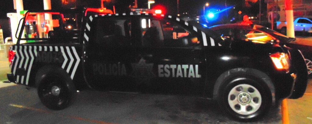 A punta de pistola dos delincuentes asaltaron una gasolinería en el Centro de Pabellón de Arteaga