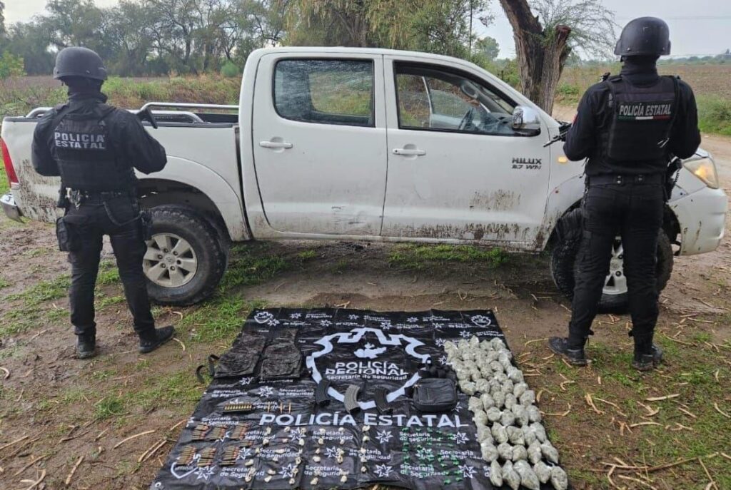 Sicarios de Aguascalientes abandonan camioneta con equipo táctico, cartuchos y drogas en Encarnación de Díaz