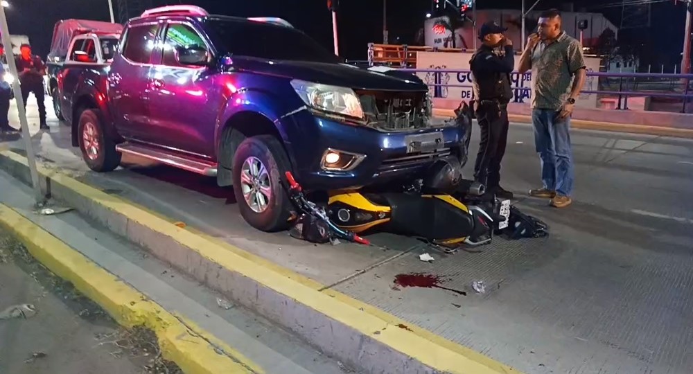 Joven motociclista resultó lesionado tras ser embestido por una camioneta en Pintores Mexicanos