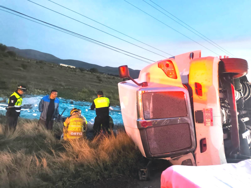 Vuelca tráiler que transportaba hojas de vidrio en Cosío