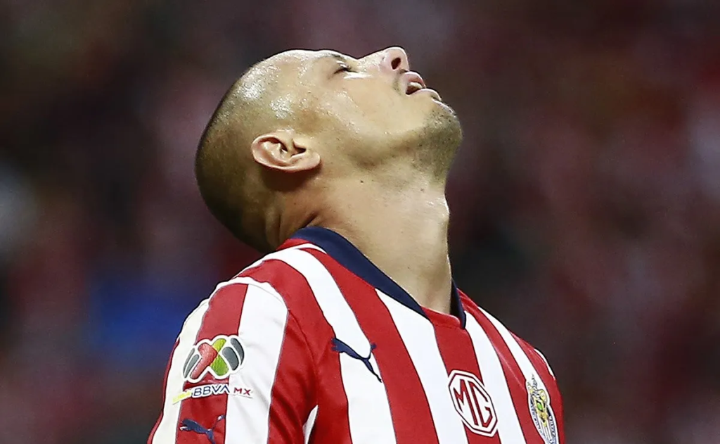 Álvaro Morales critica el físico de «Chicharito» Hernández