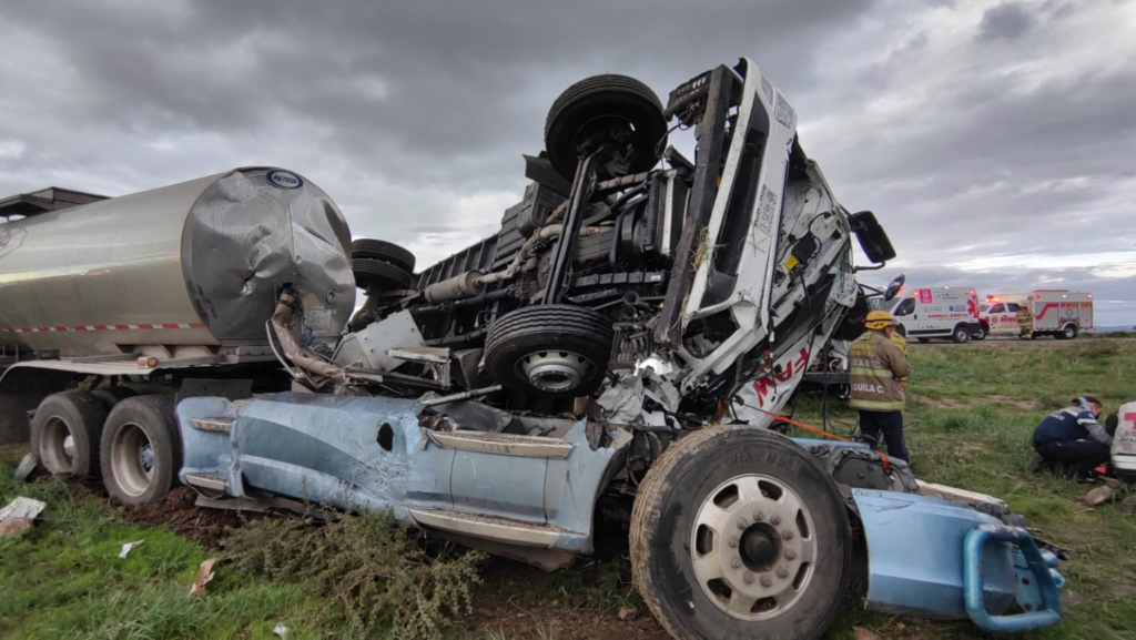 Aparatoso choque de dos tráileres en la 45 Norte