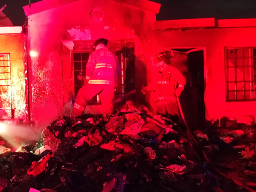 Bomberos rescatan a dos personas de un incendio en San Francisco de los Romo