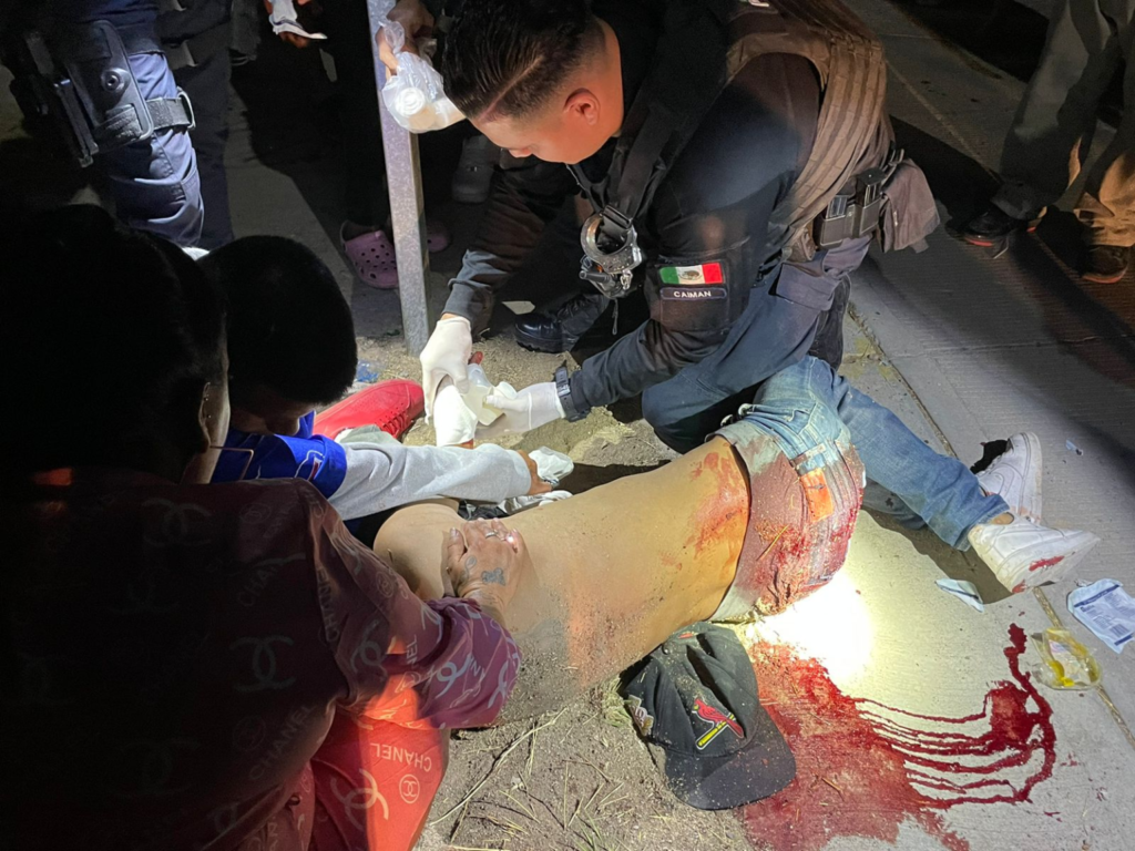 Oficiales auxilian a joven que cayó de su motocicleta en La Ribera