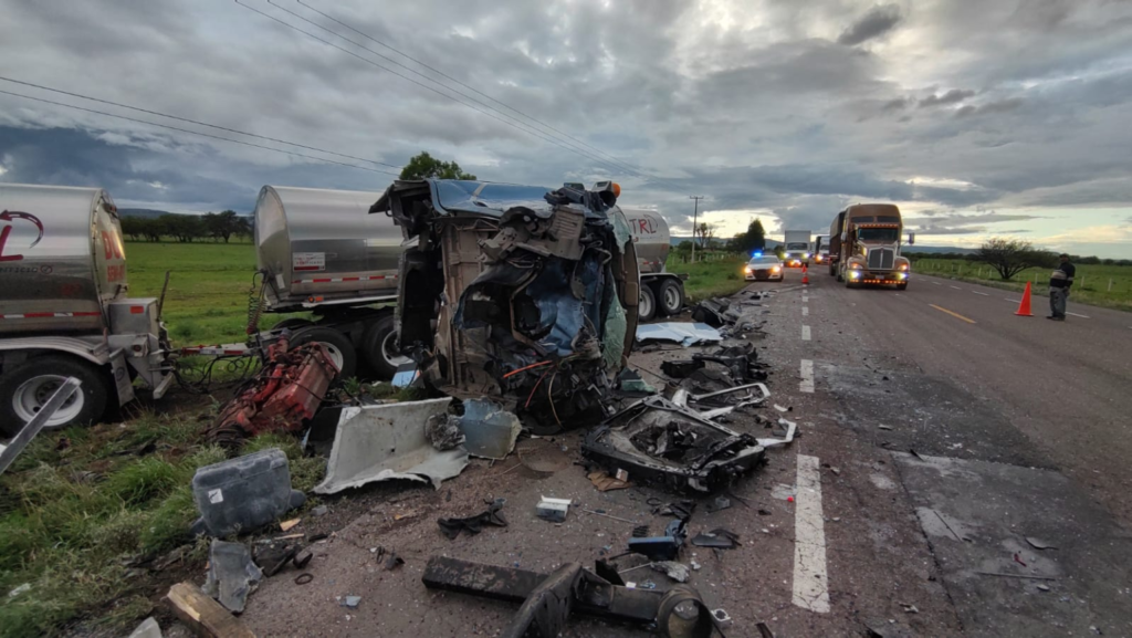 Muere conductor de uno de los tráileres que se impactaron en la 45 Norte