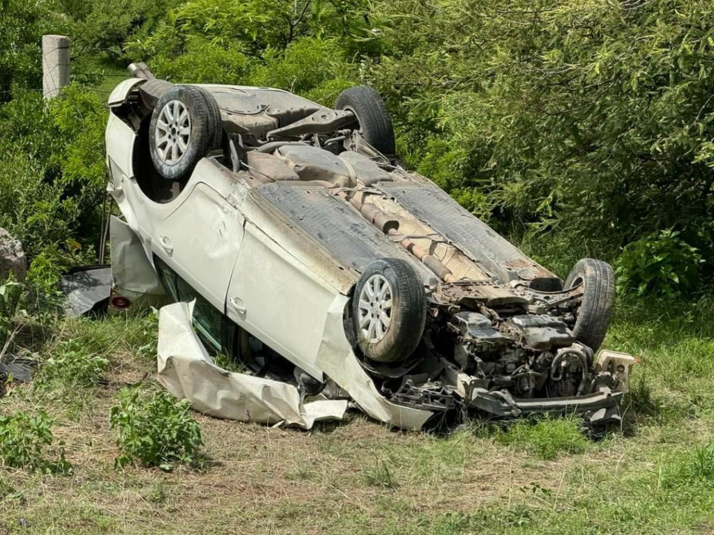 Volcadura aparatosa en Calvillo deja a joven herido