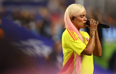 Critican a Karol G tras interpretar himno de Colombia en Copa América