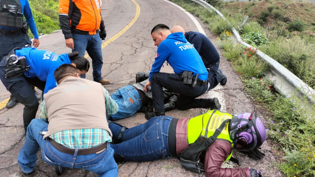 Policías Turísticos auxiliaron a dos hombres que cayeron de su motocicleta en Rincón de Romos