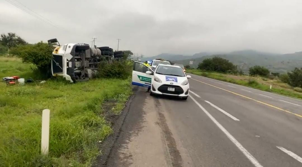 Vuelca pipa con endulzante artificial en el Libramiento a Calvillo