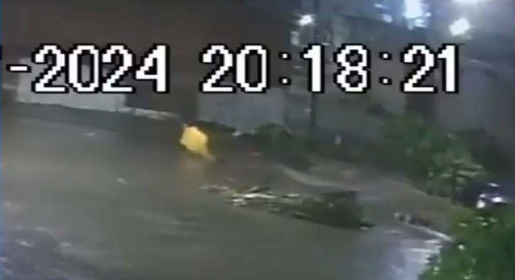 Autoridades buscan a hombre que fue arrastrado por la corriente en Las Cumbres