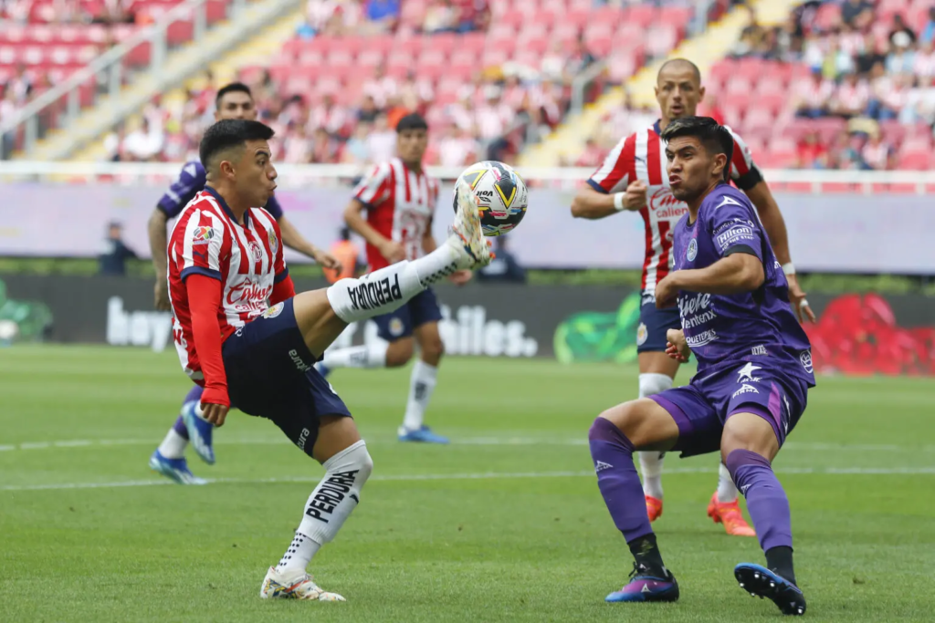 Chivas toma confianza y vence 2-0 al Mazatlán