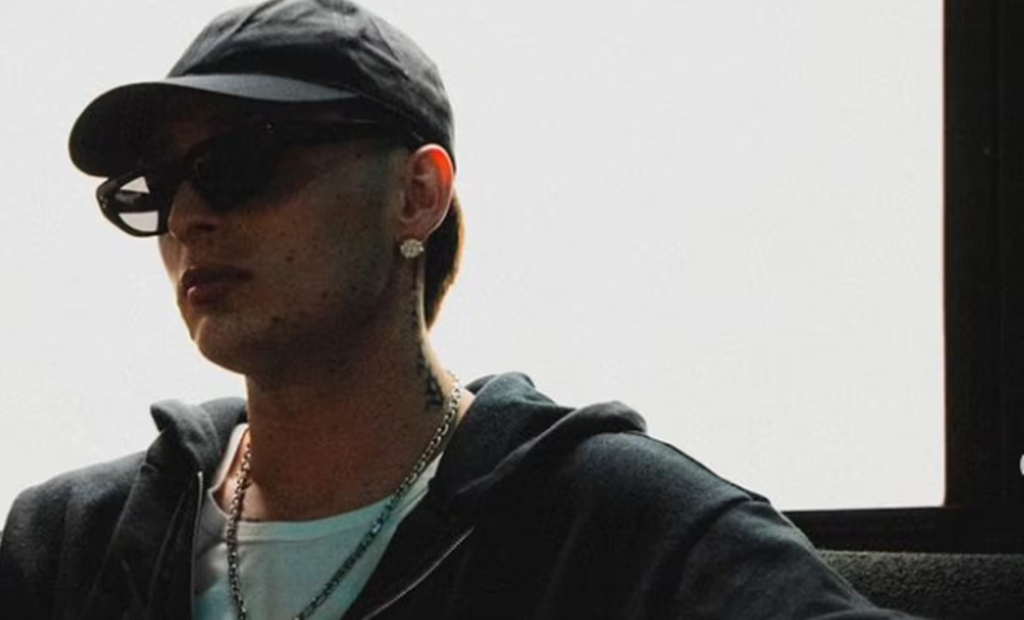 Peso Pluma es recibido con beso durante su llegada a un concierto