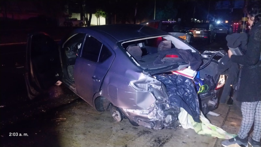 Se estrella contra una finca y luego abandona su vehículo