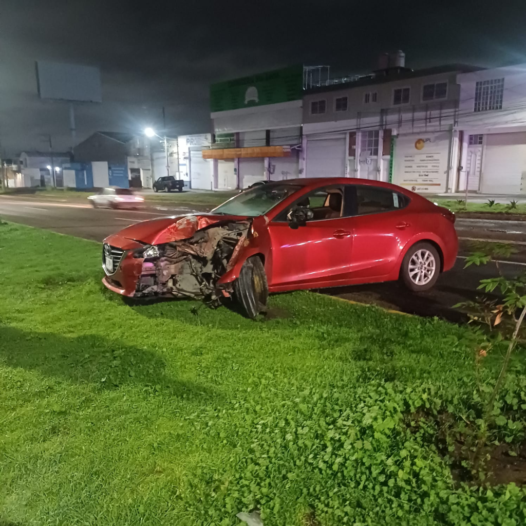 Conductor ebrio derriba poste en el Guadalupe Peralta