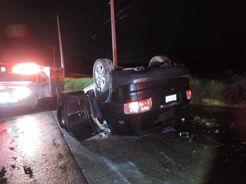 Sujeto que conducía bajo los efectos del alcohol sufre aparatosa volcadura en la 45 Sur