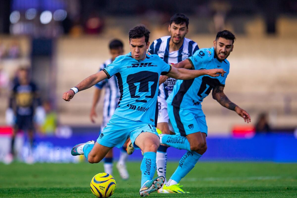 Pumas hace valer su localía y vence a Pachuca 2-0
