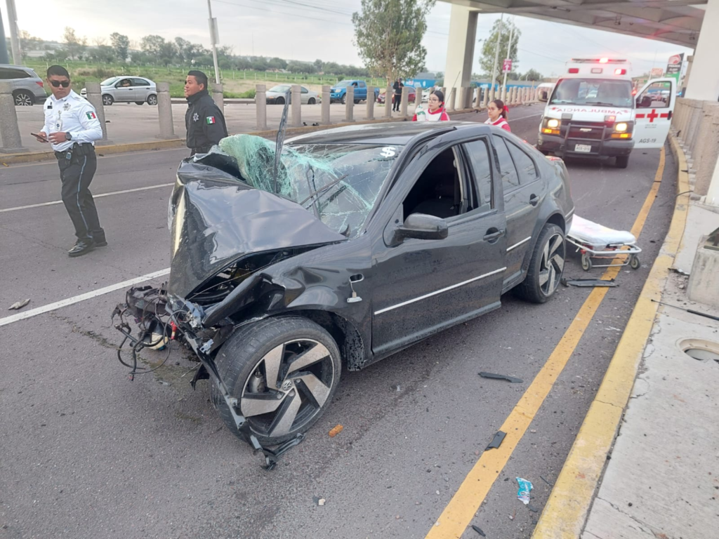 Conductor choca dos veces en el Bulevar a Zacatecas
