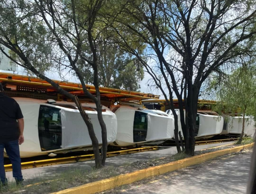 Vuelca tráiler cargado con más de diez camionetas de lujo en la 45 Sur