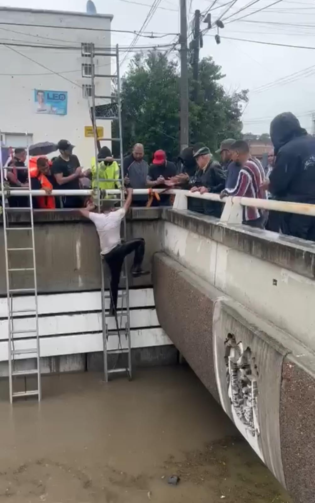 Rescatan a pasajeros de un autobús que quedó atrapado en inundación