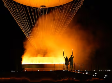 París sorprende al mundo, tras encender el pebetero olímpico
