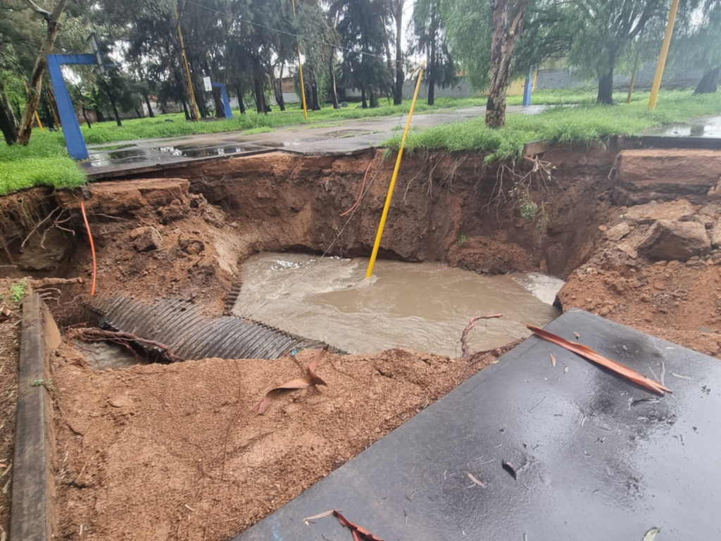 Policía que cayó a socavón en la colonia Ojo de Agua sigue desaparecido