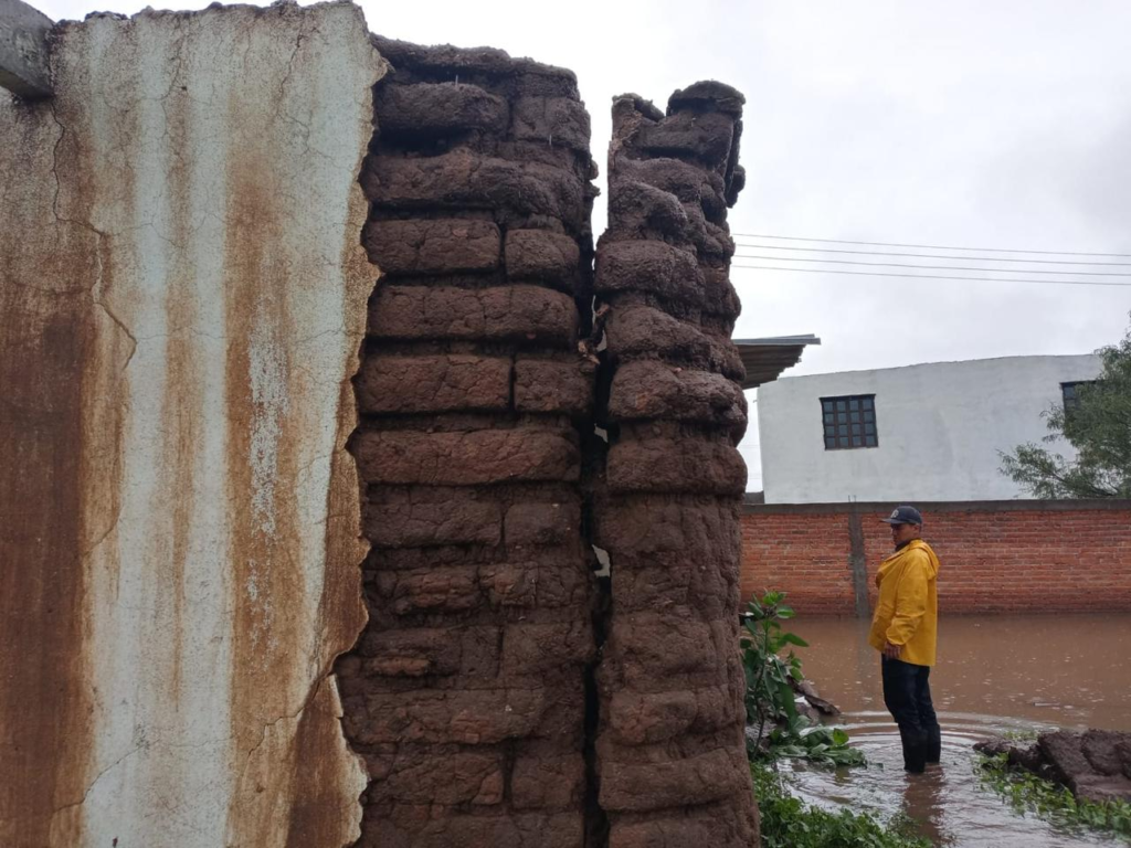 Muere adulto mayor al derrumbarse parte de su casa en El Llano