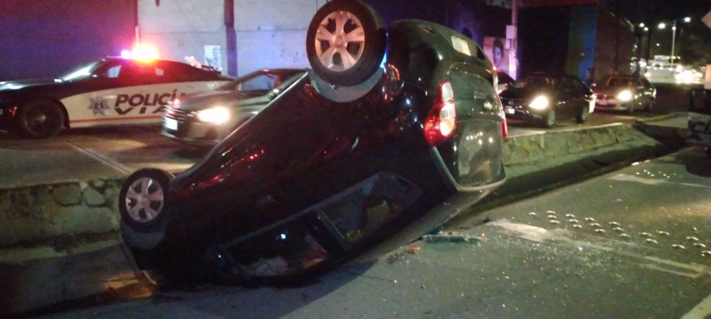 Vuelca camioneta tras choque en el fraccionamiento Municipio Libre