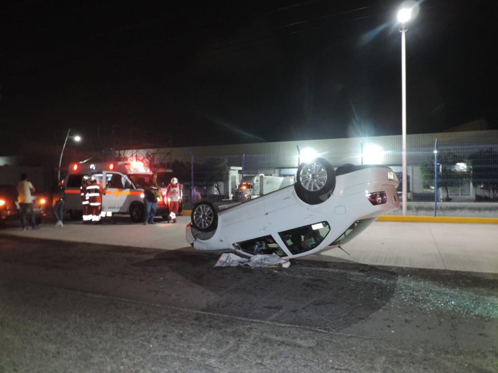 Vehículo choca contra el camellón central y vuelca en la 45 Sur