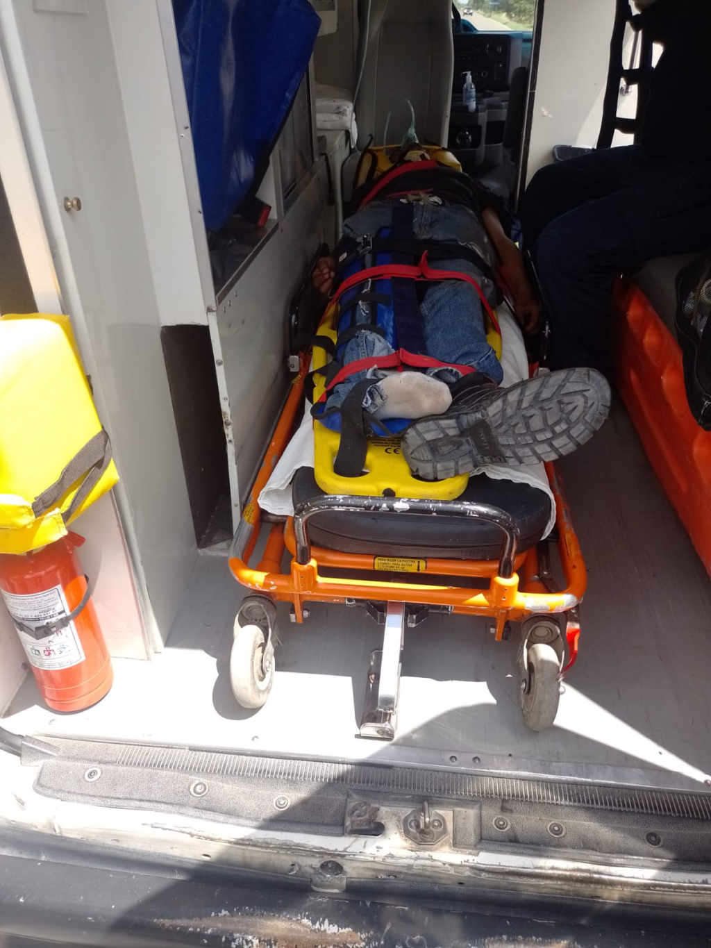 Caen de motocicleta un hombre y un menor en Jesús María