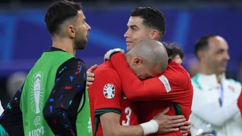 Cristiano Ronaldo llora con Pepe al quedar eliminados de Eurocopa
