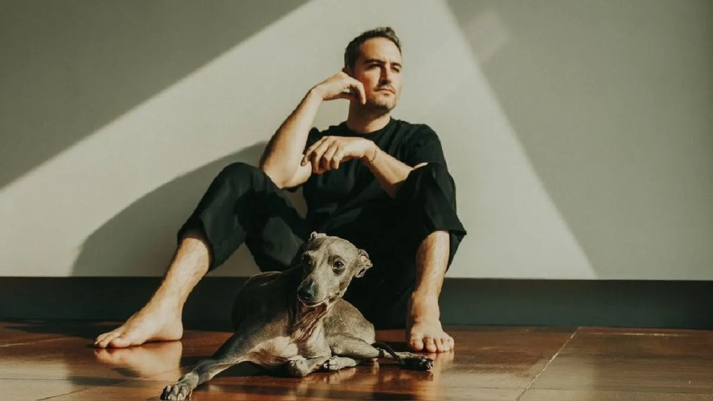 Vocalista de Reik llora en concierto al recordar a su perro fallecido