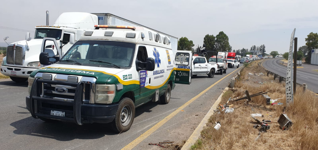 Sobreviven dos jóvenes a aparatosa volcadura en Pabellón de Arteaga