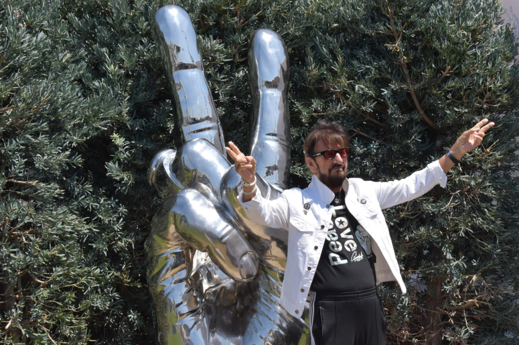 Girando por el mundo, así celebra Ringo Starr su cumpleaños 84