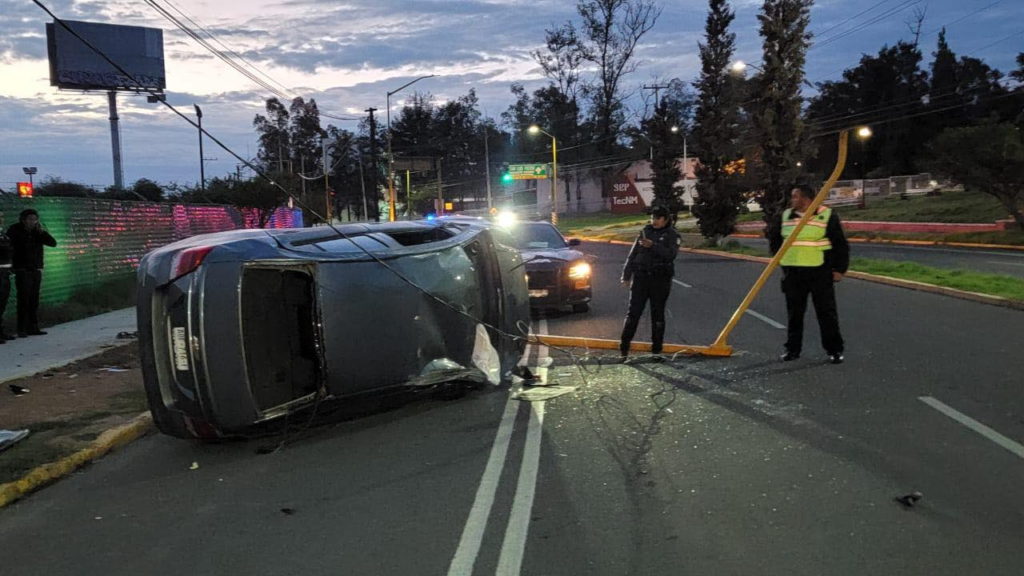 Por viajar a exceso de velocidad, auto impacta contra un poste y vuelca en López Mateos